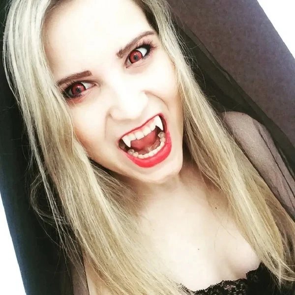 aldorian™-Automatic Retractable Vampire Fangs