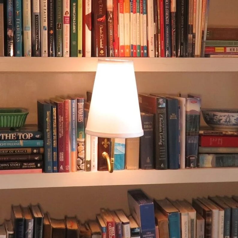 aldorian™-The "Classic" Literary Lamp - Battery Powered