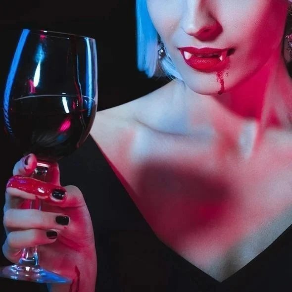 aldorian™-Automatic Retractable Vampire Fangs
