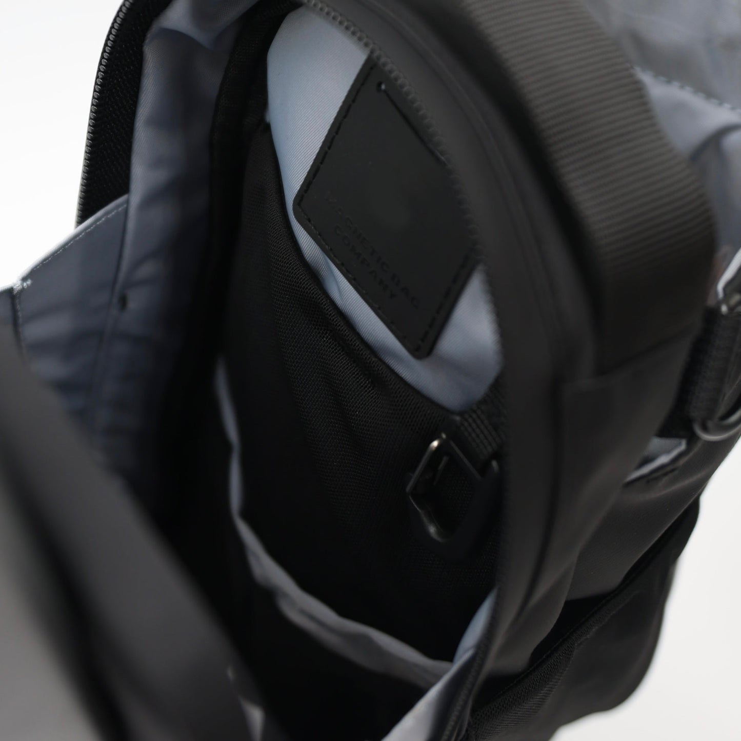 aldorian™-Magnetic Gym Bag for Gym, Travel, Work, and Sports | Keep Your Items Off the Dirty Gym Floor with Magnetic Attachment