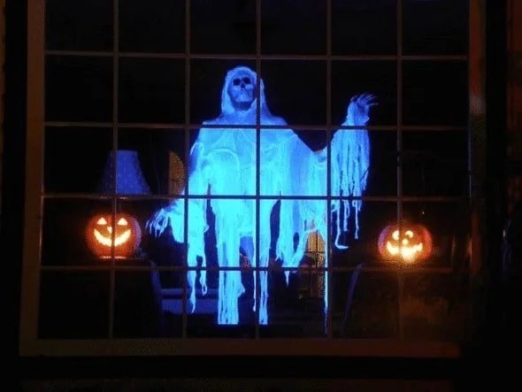 aldorian™-Scary Halloween Projector( Projector + 12 videos + Screen)