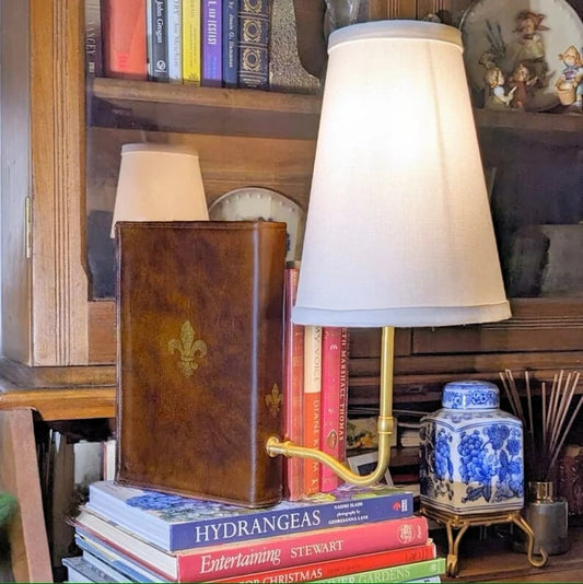 aldorian™-The "Classic" Literary Lamp - Battery Powered
